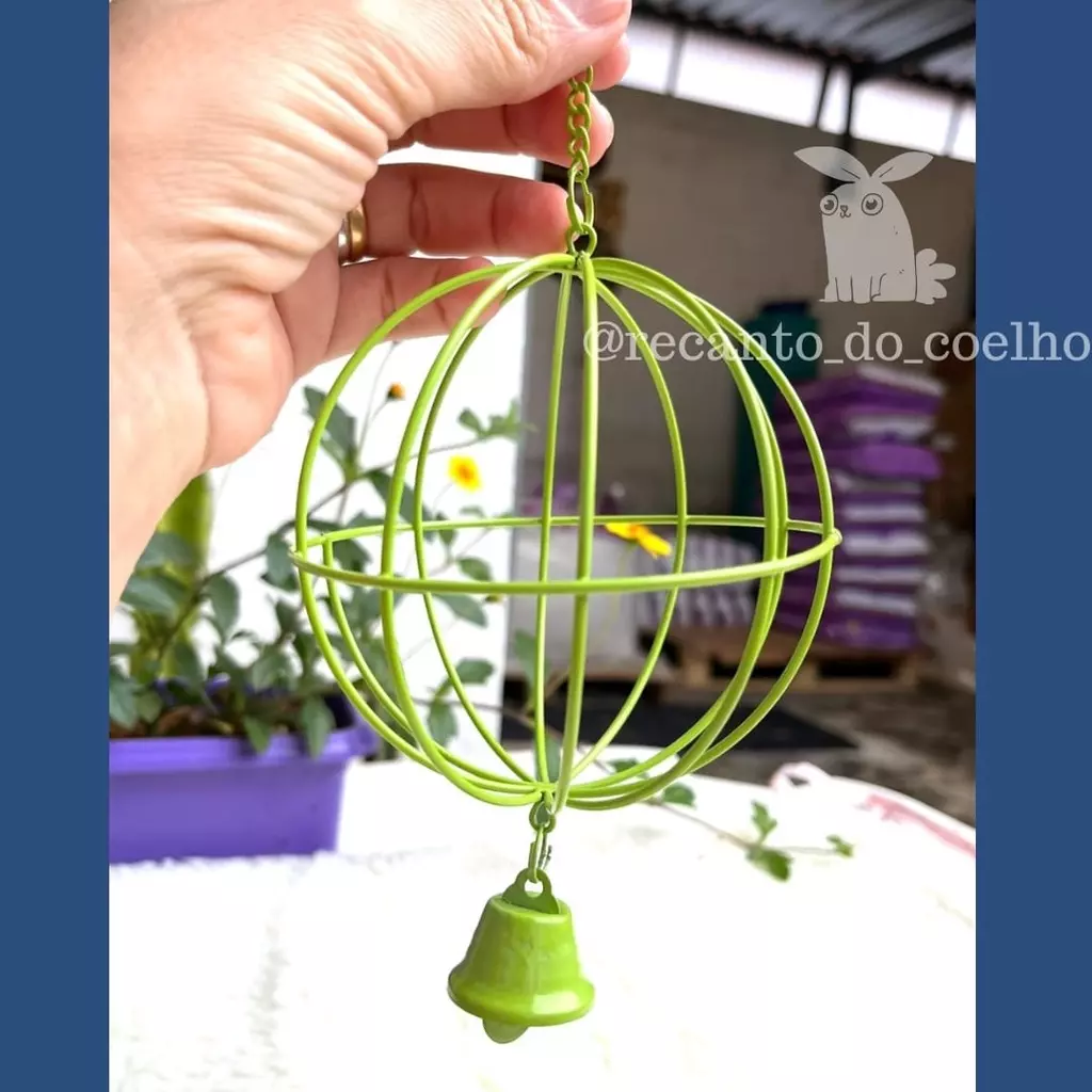 Porta Feno Bola Esfera Para Coelho e Porquinho da Índia - Imagem 4